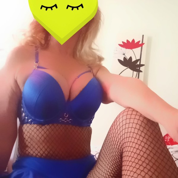 Sexy rubia tetona experta en cubanitas.BORMUJOS