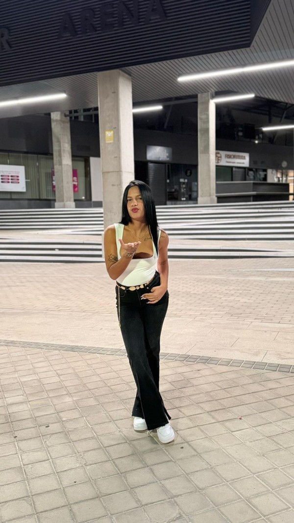 SOFIA JOVENCITA GUAPÍSIMA Y SERVICIAL