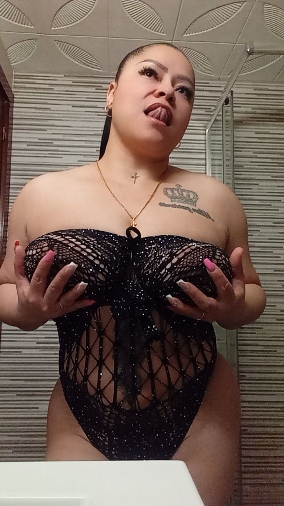Paula tetona culona besucona cariñosa complaciente