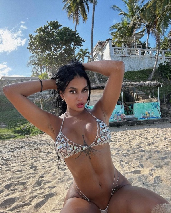 Latina complaciente