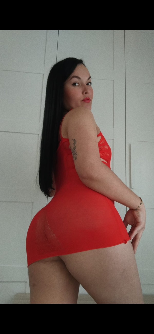 BOMBON LATINO, TRAGONA Y CACHONDA