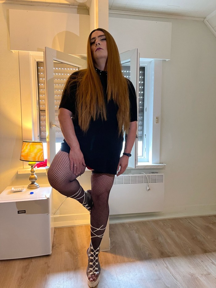 Trans gordita cachonda y experta mamadora de pollas