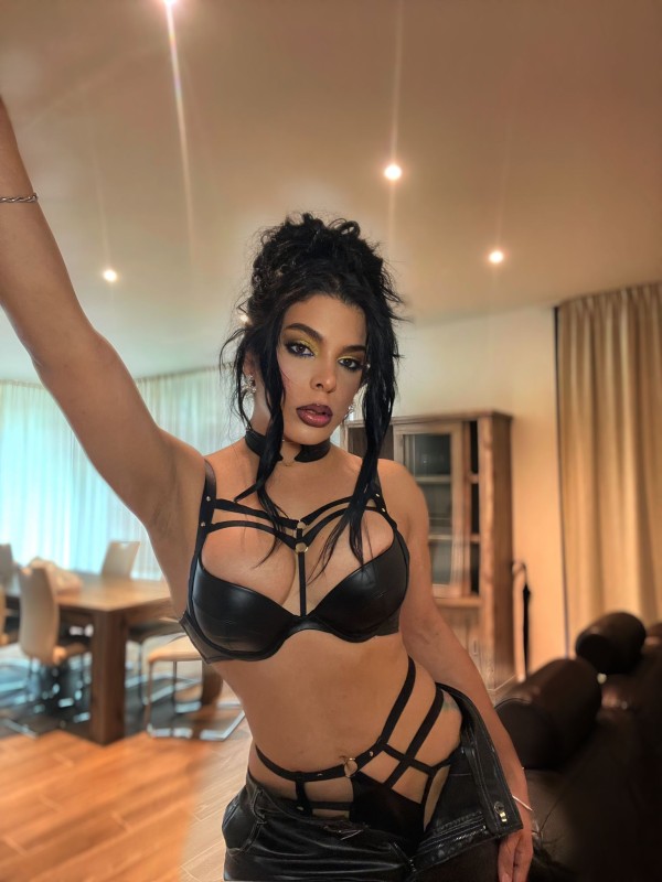 Exótica joven real a la fotos femenina  auténtica