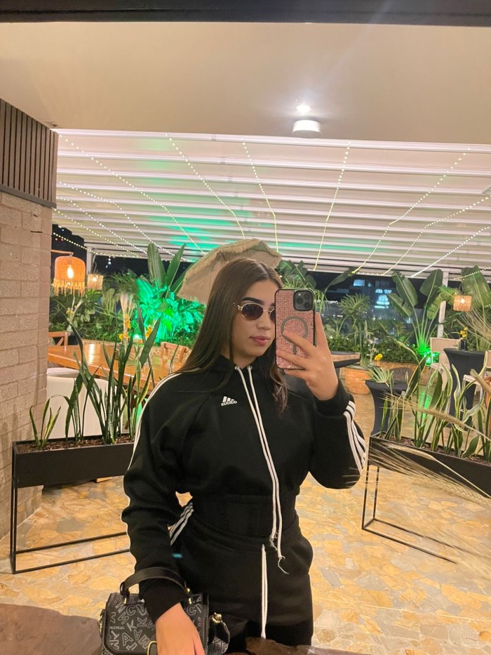 Dulce jovencita con ganas de pasarlo genial