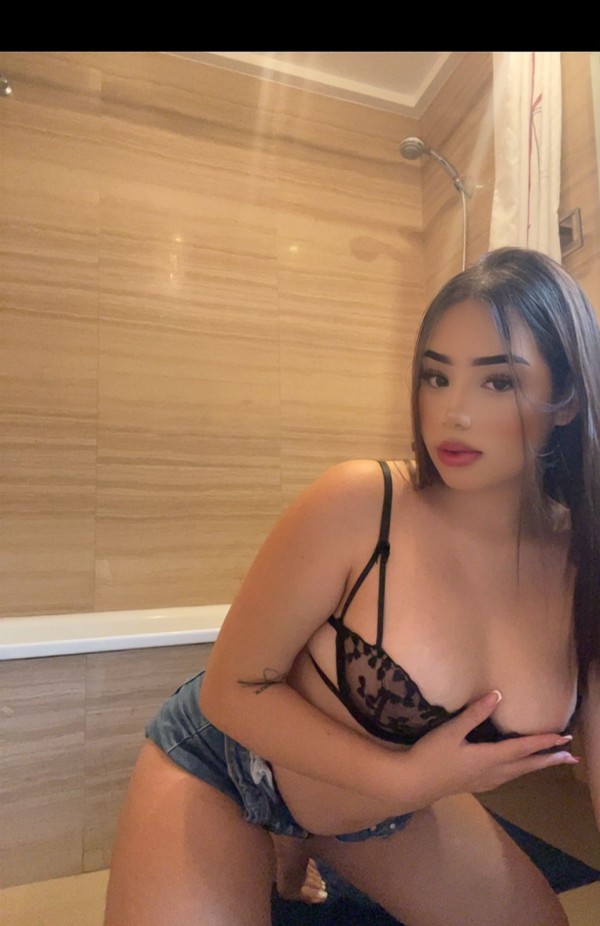 Dulce jovencita con ganas de pasarlo genial