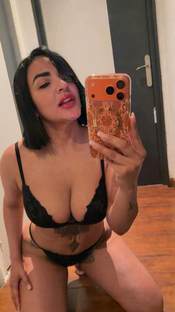 SAMANTHA NOVEDAD, MUY CALIENTICA… SOLO SALIDAS