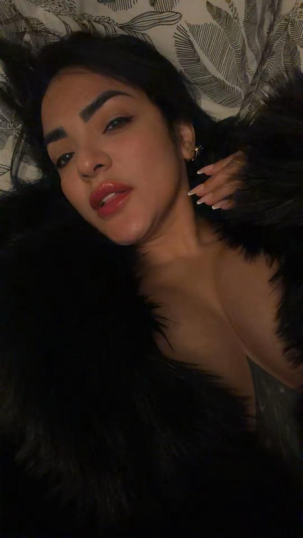 SAMANTHA NOVEDAD, MUY CALIENTICA… SOLO SALIDAS