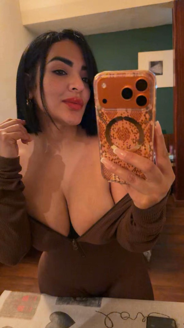 SAMANTHA NOVEDAD, MUY CALIENTICA… SOLO SALIDAS