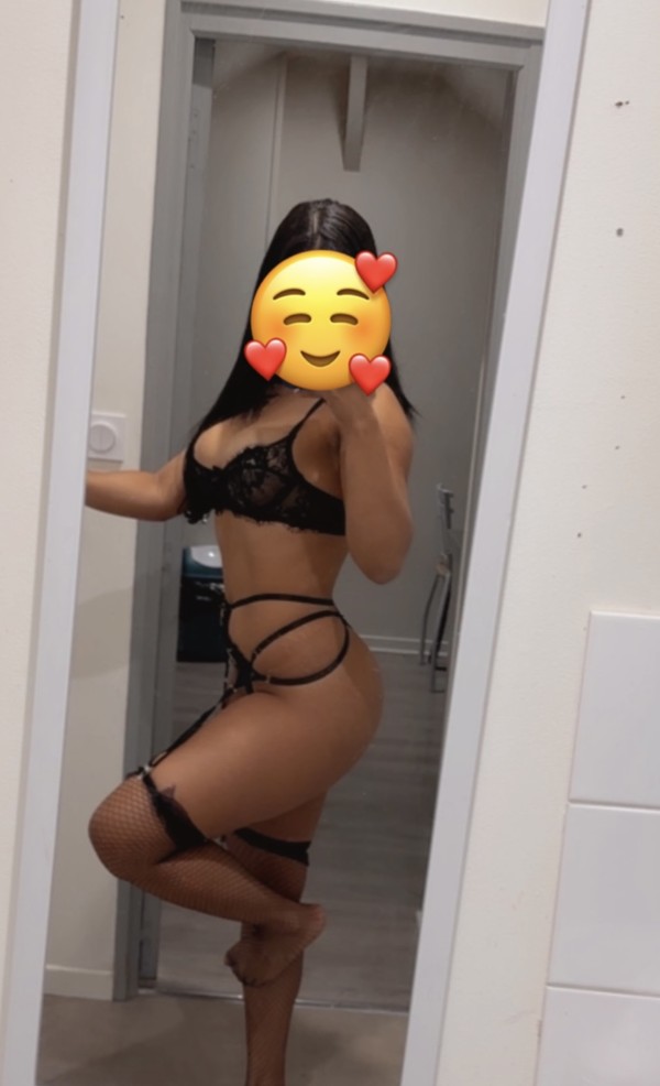Sabry Jovencita morena con ganas de sexo a tope primera vez en Vigo