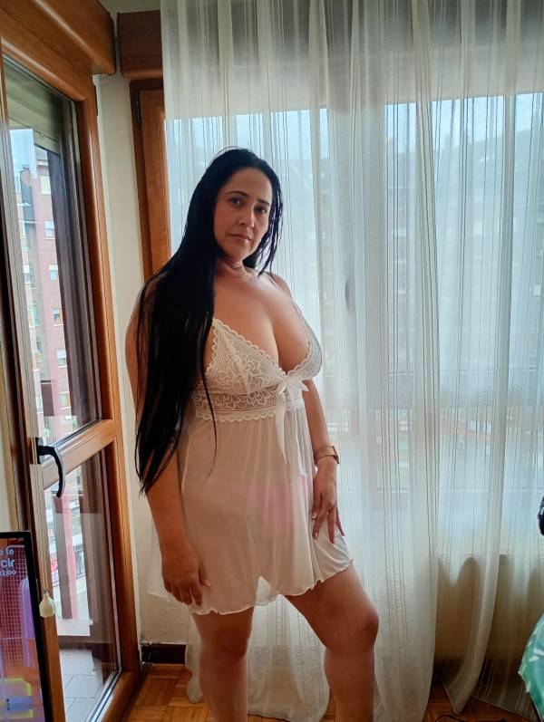 SOY SILVIA CUERPAZO PECHAZOS LA HERMOSA NUEVA