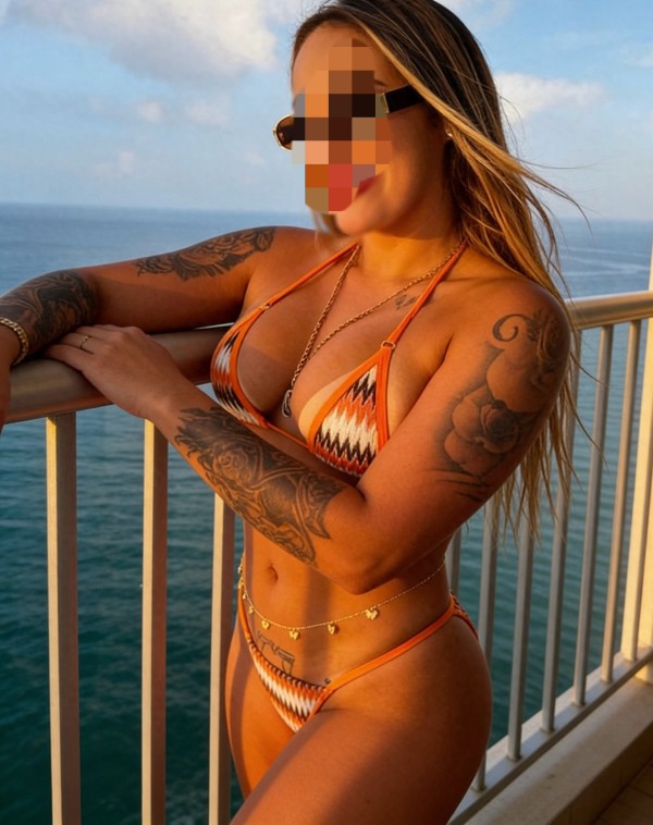 UN ESPECTÁCULO DE MUJER ESPAÑOLA TATUADA