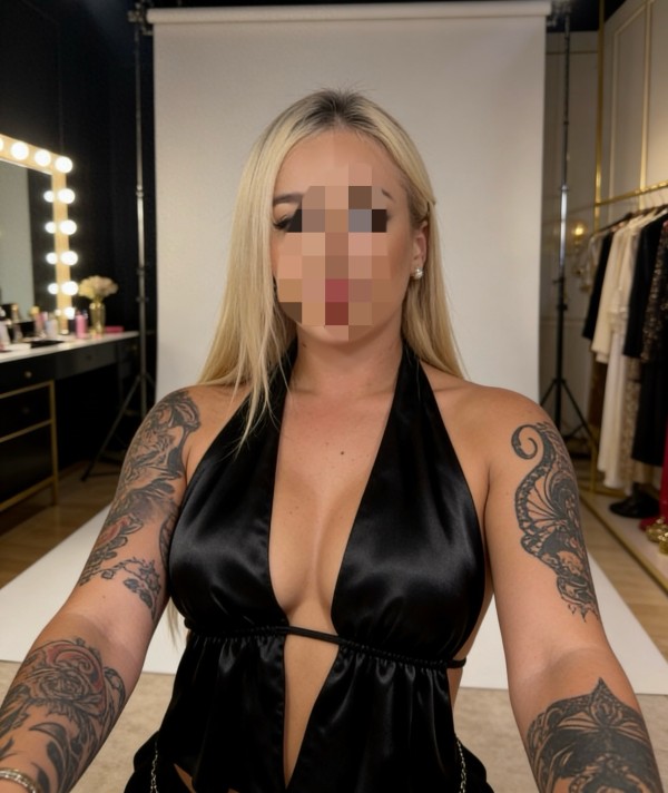 UN ESPECTÁCULO DE MUJER ESPAÑOLA TATUADA