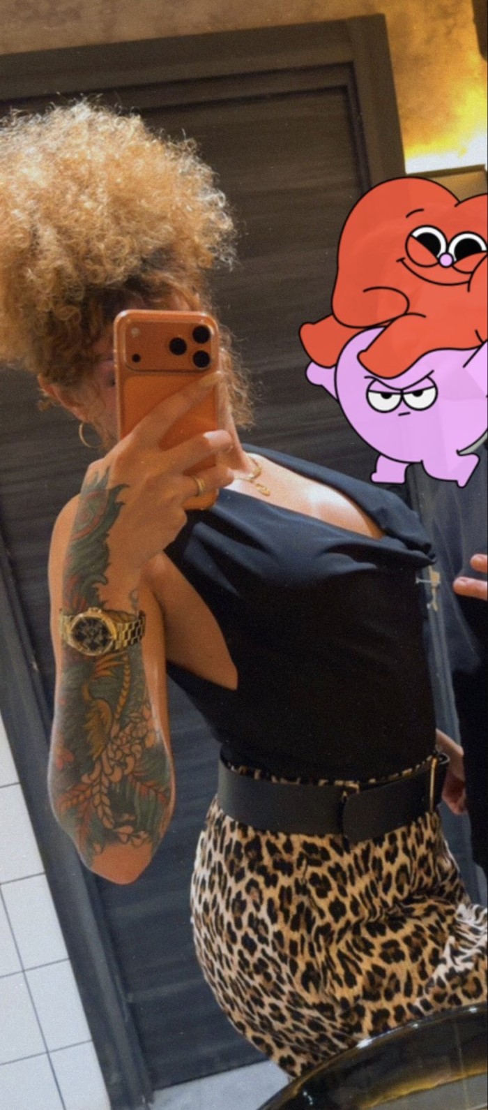 Noa chica transexual súper femenina