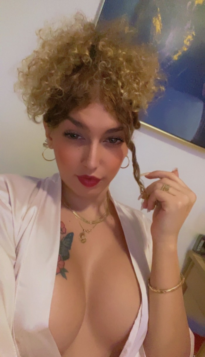 Noa chica transexual súper femenina