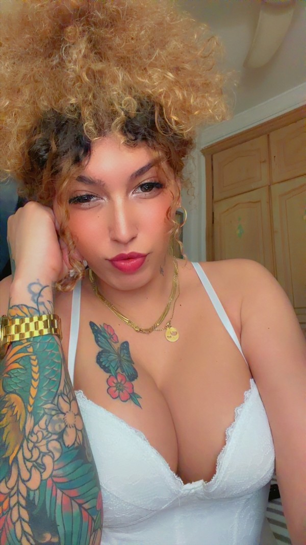 Noa chica transexual súper femenina