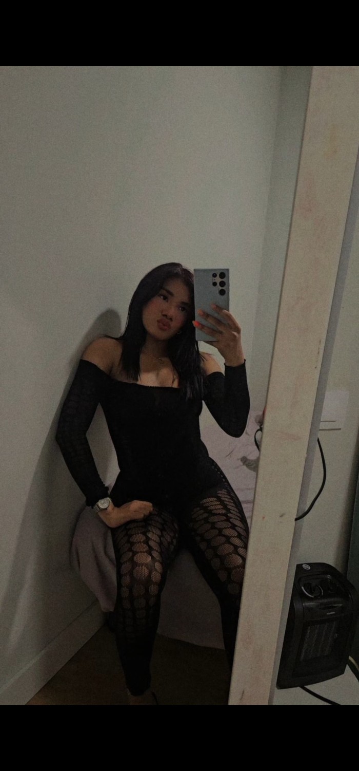 Chica morena joven y delgada