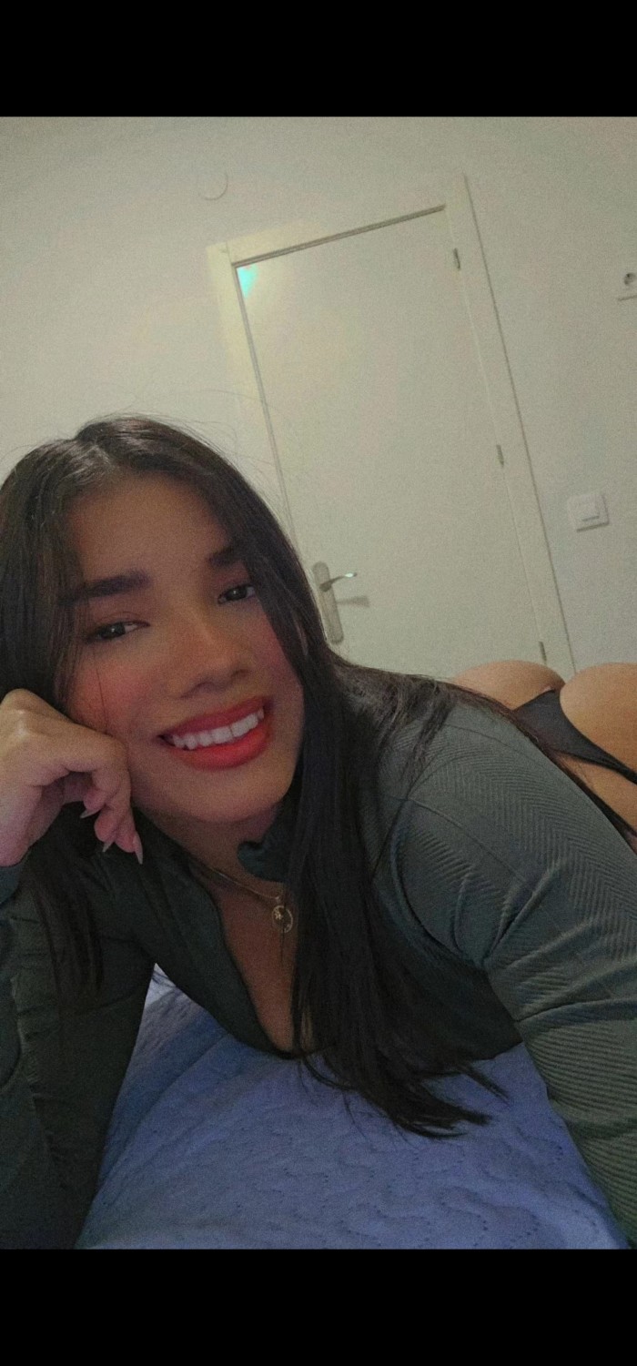 Chica morena joven y delgada
