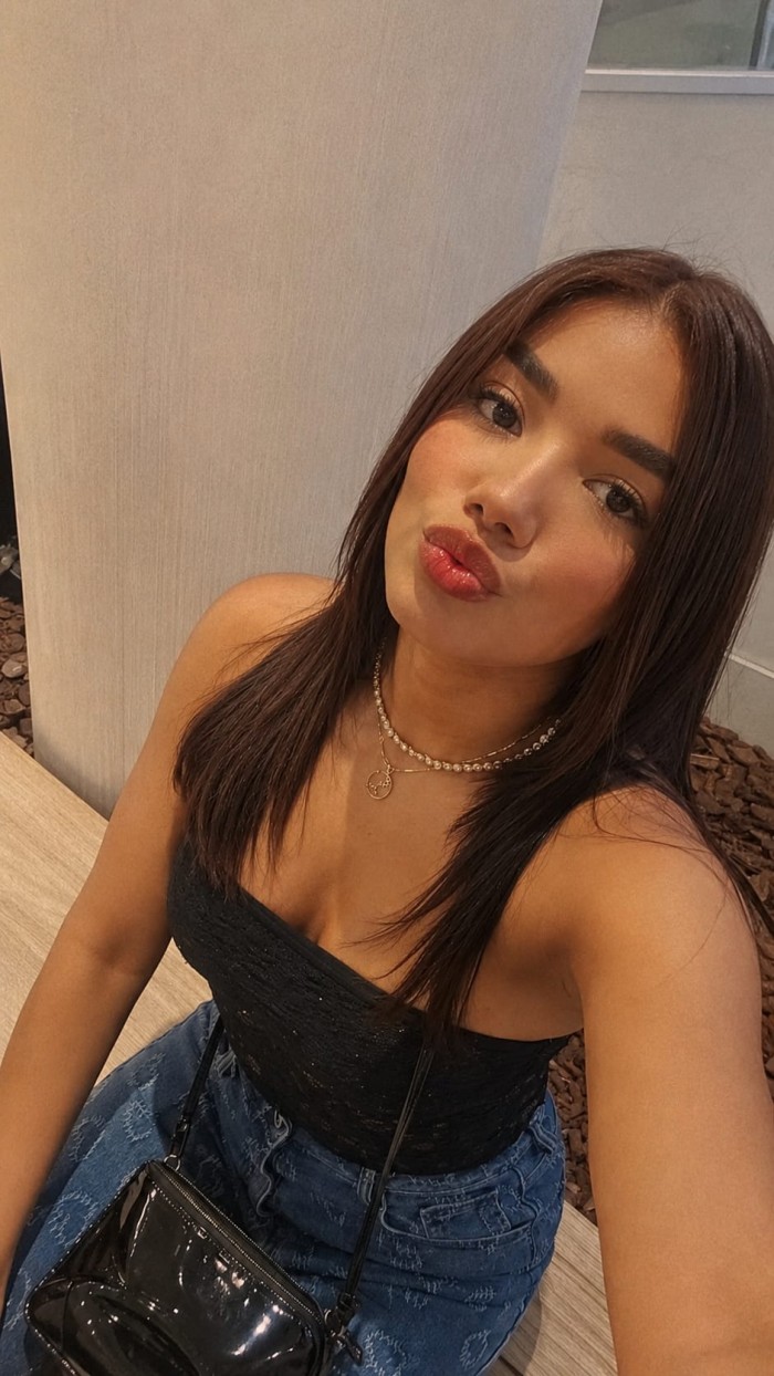 Chica morena joven y delgada