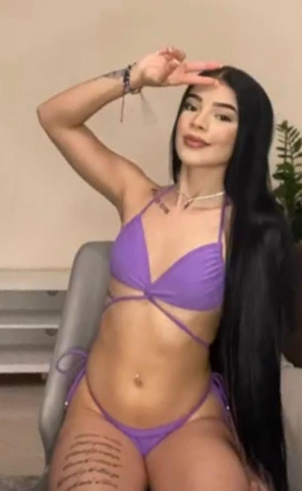 Quiero tu rica pollita en mi boca calientica