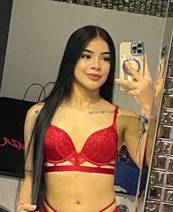 Quiero tu rica pollita en mi boca calientica