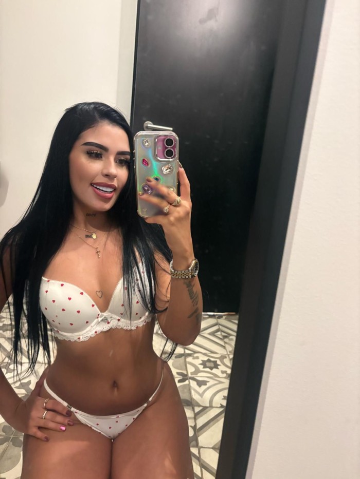 Preciosa morena de piel blanca sin tabúes 22a