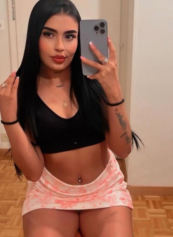 Preciosa morena de piel blanca sin tabúes 22a