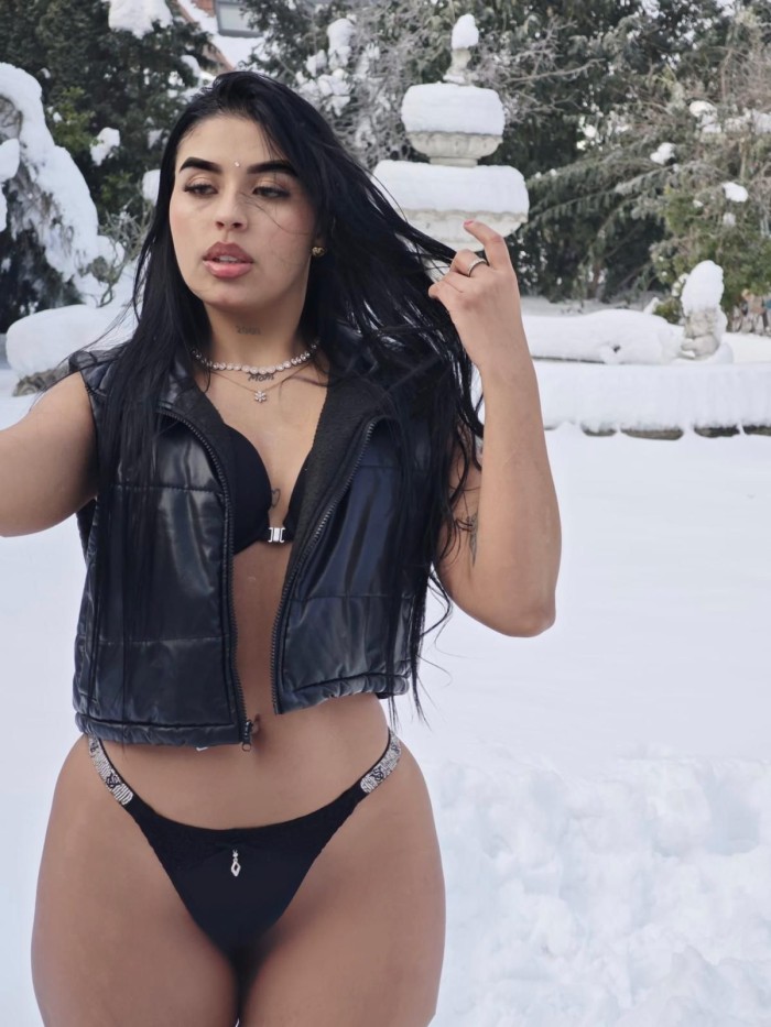 Preciosa morena de piel blanca sin tabúes 22a