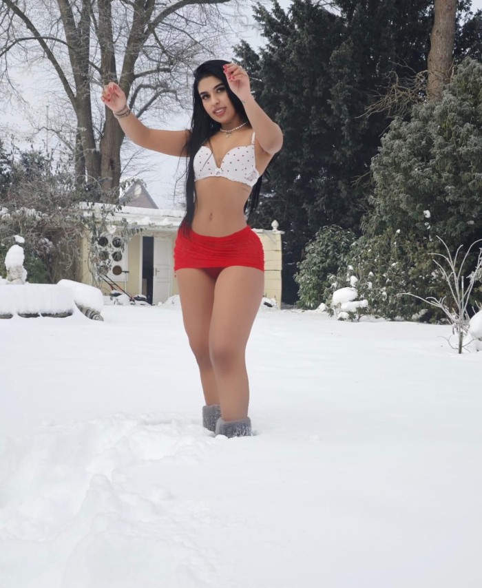 Preciosa morena de piel blanca sin tabúes 22a