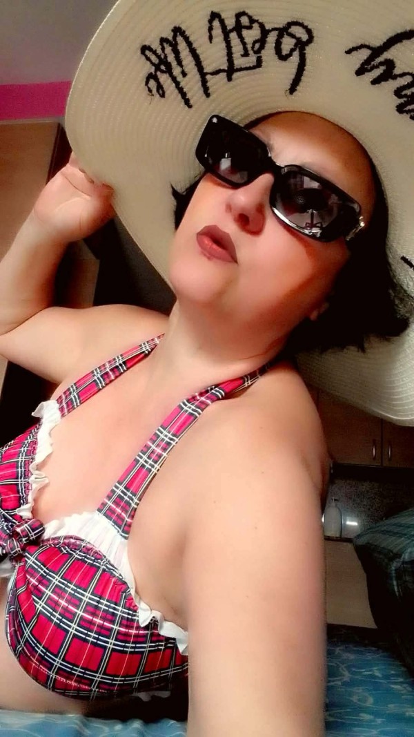 Busco sumiso en mi casa u online. 100% obediente.