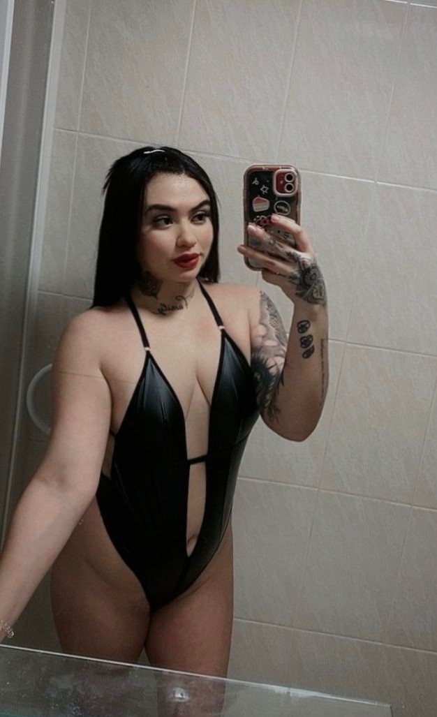 CELESTE ARDIENTE Y JUGUETONA