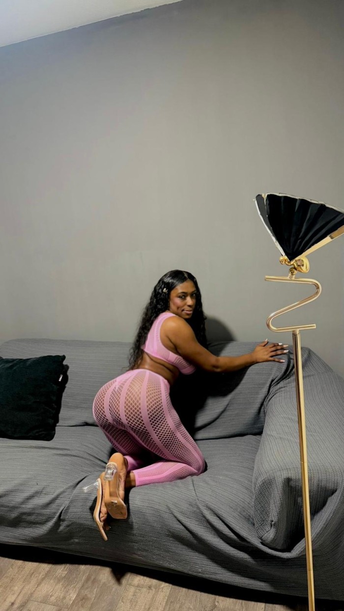 DE PIEL MORENA ENCANTADORA