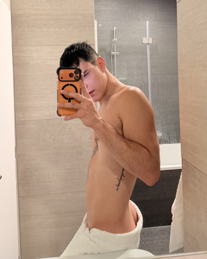 SEBAS NIÑATO CON PISO PRIVADO EN CHUECA