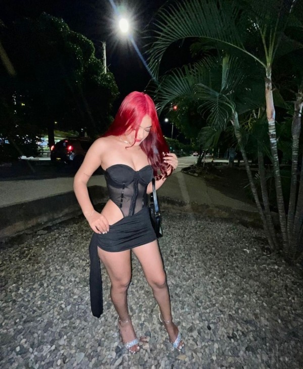 Deliciosa peli roja sexy y fiestera