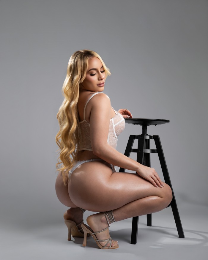 Hermosa Klendy rubia elegante