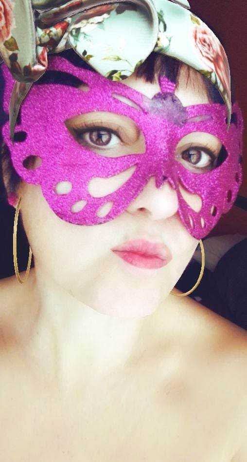 Una mujer encantadora para tus masajes.