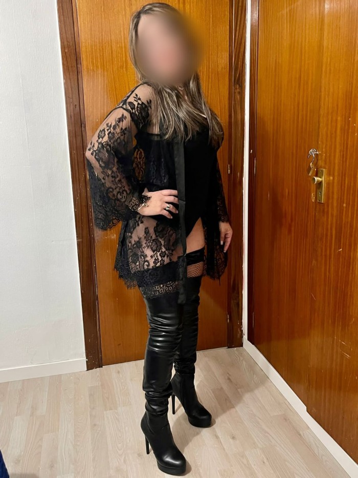 MADURITA ARDIENTE EN PLAYA DEL INGLES TU DIOSA
