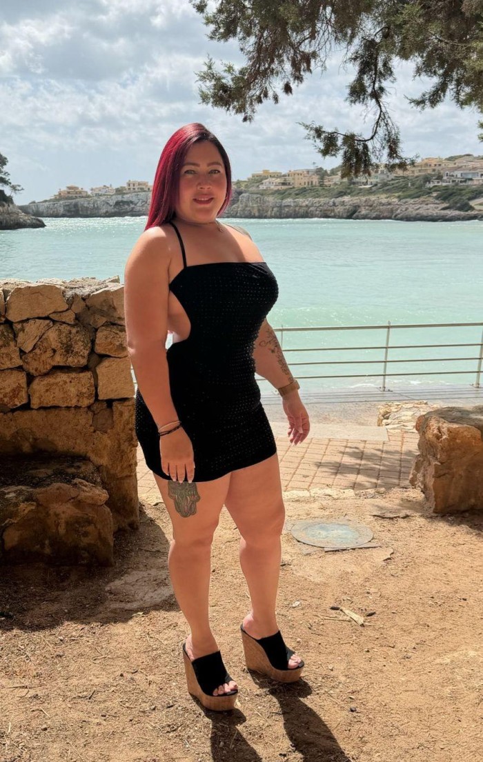 MUJER DE OJOS AZULES COMPLACIENTE EN PORTO CRISTO