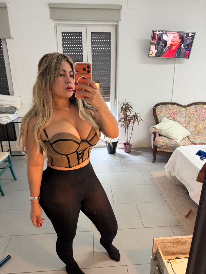 Encantadora colombiana rubia muy entregada