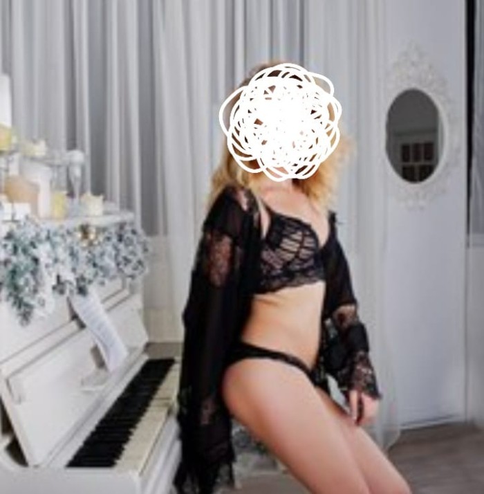 CON GANAS DE SEXO COMPLACIENTE
