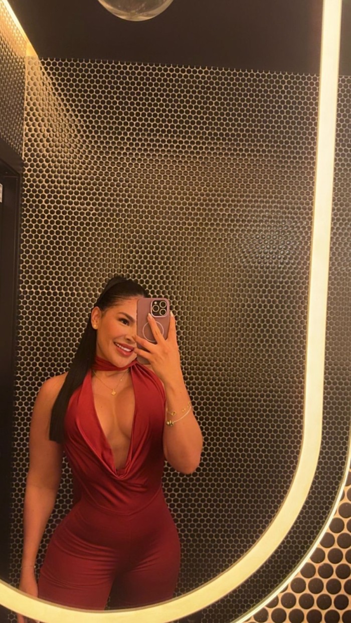ARDIENTE MORENA FIESTERA SENSUAL CON GANAS DE JUGAR Y HACERTE VOLAR