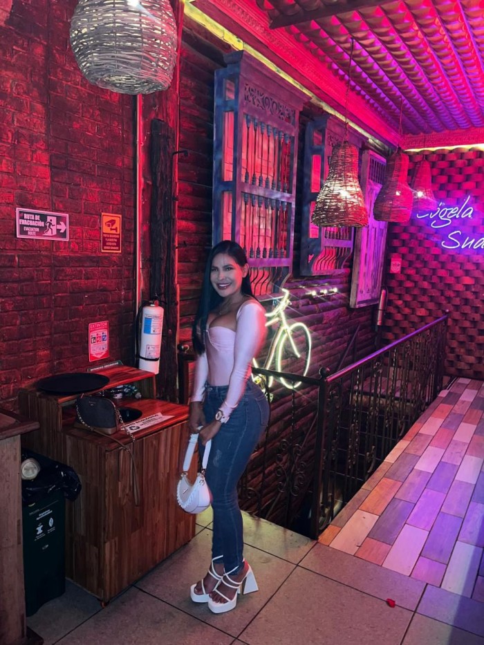 ARDIENTE MORENA FIESTERA SENSUAL CON GANAS DE JUGAR Y HACERTE VOLAR