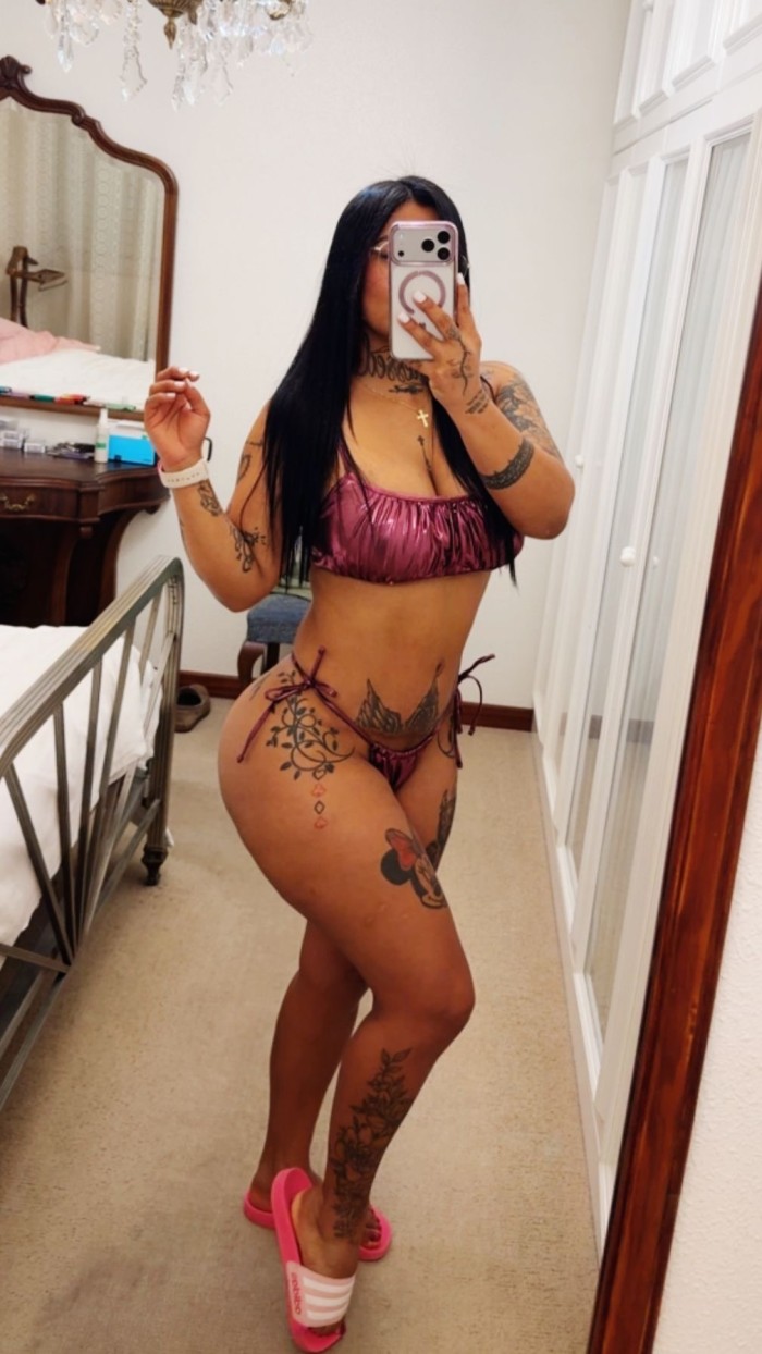 Sexy y complaciente dama de compañía