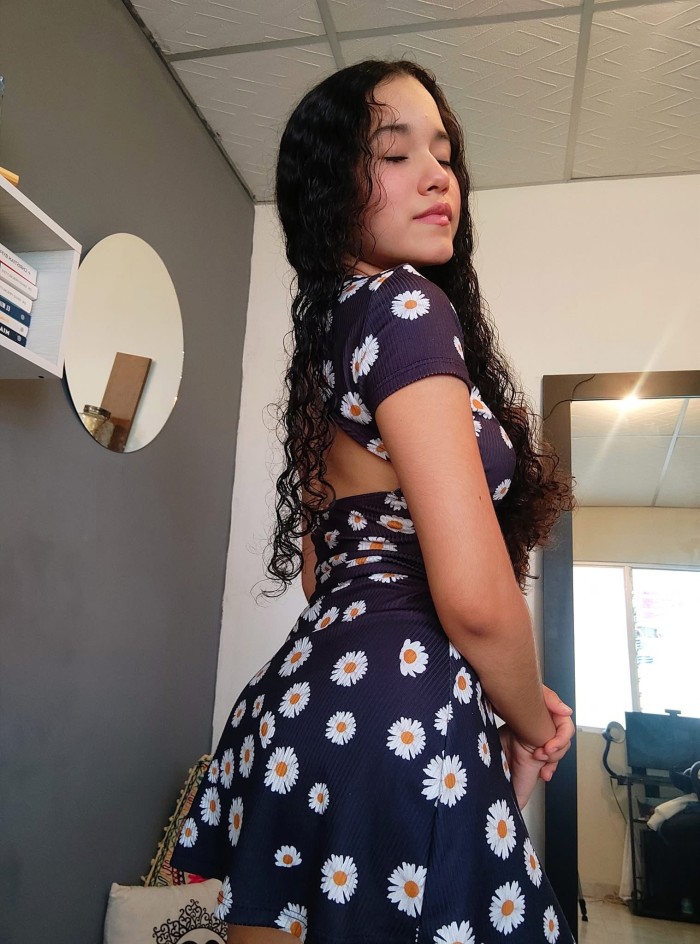 JOVENCITA LATINA TRAVIESA FIESTERA SEXO A TOPE