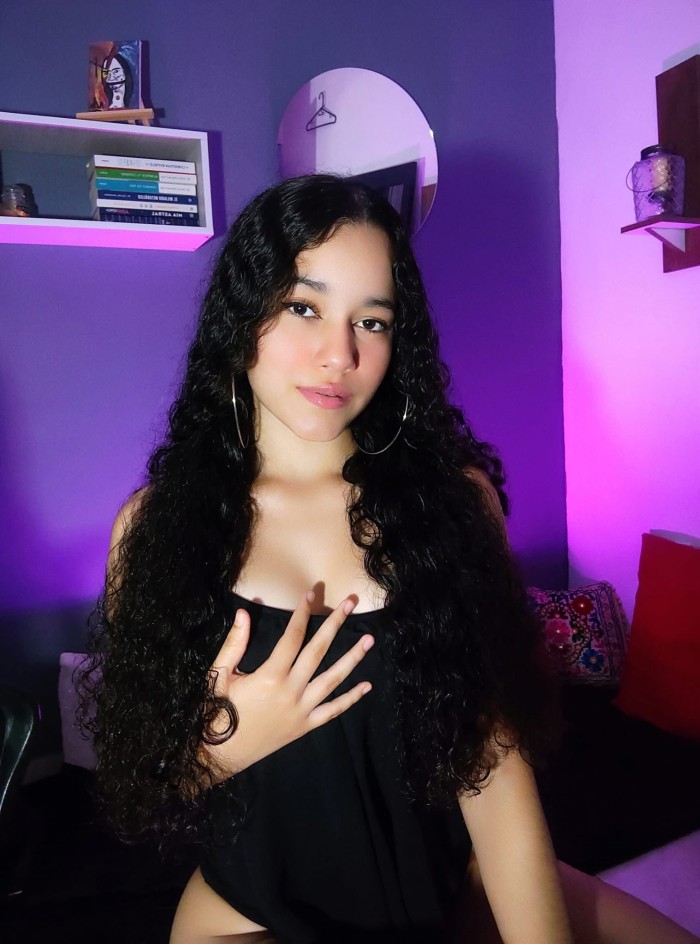 JOVENCITA LATINA TRAVIESA FIESTERA SEXO A TOPE
