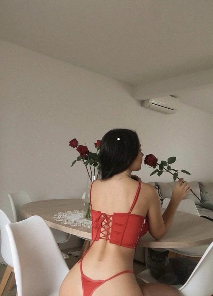 DIOSA DEL PLACER COMPLACIENTE EN PLAYA DE EMBOSSA