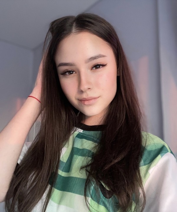MARINA NUEVA CHICA . 20 AÑOS.