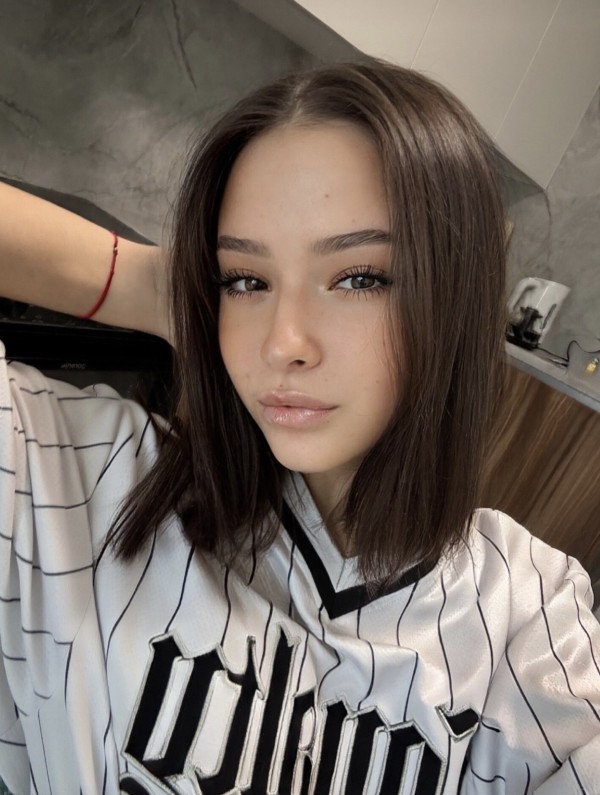 MARINA NUEVA CHICA . 20 AÑOS.