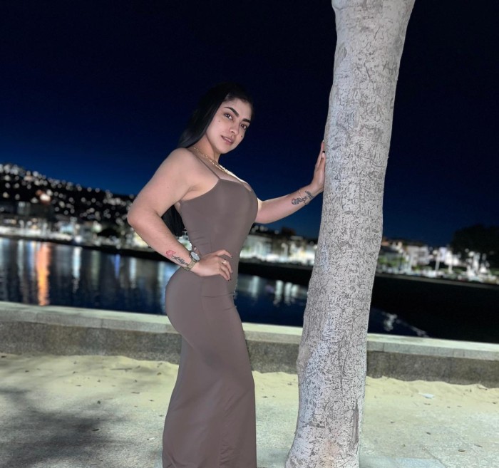 chica atractiva latina en elda