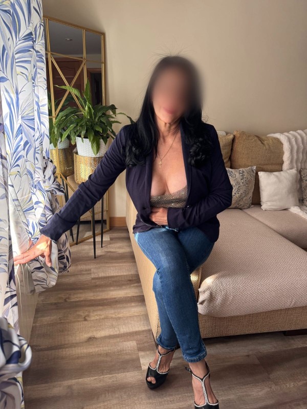 ATRACTIVA Y BELLA MADURITA CON UNA HERMANA EN ELCHE