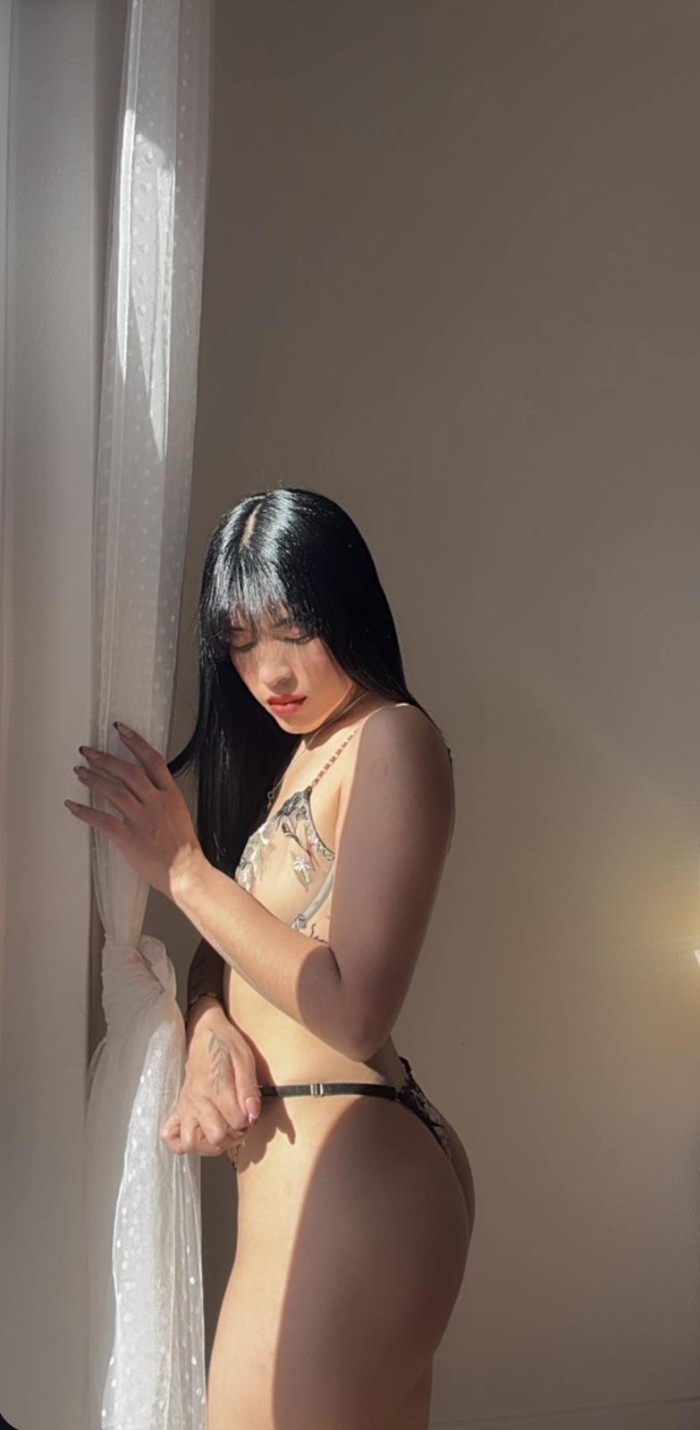 ADHARA CHICA COMPLACIENTE FIESTERA Y CACHONDA